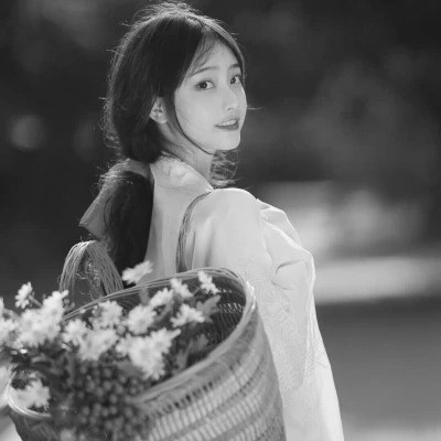 黑白女生头像唯美真人可爱图片