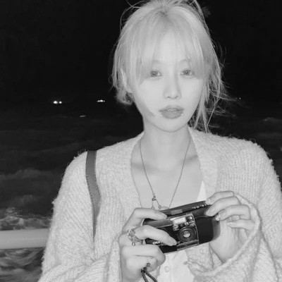 黑白女生头像唯美真人可爱图片