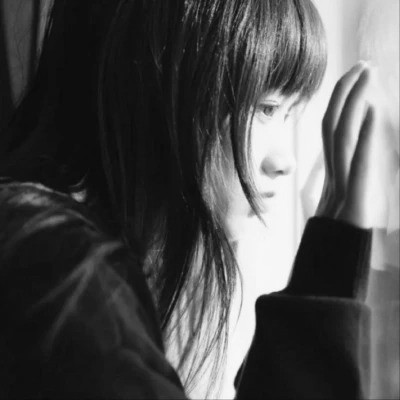 黑白女生头像唯美真人可爱图片