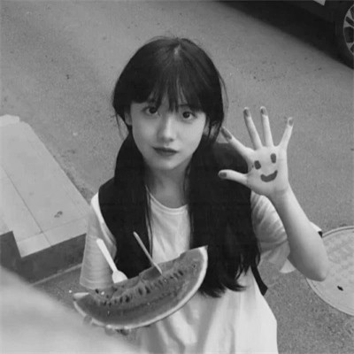 黑白女生头像唯美真人可爱图片