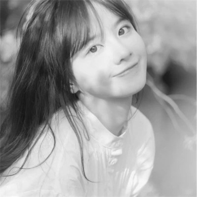 黑白女生头像唯美真人可爱图片