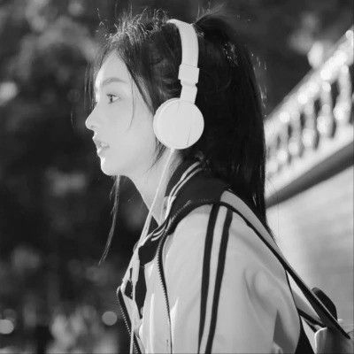 黑白女生头像唯美真人可爱图片