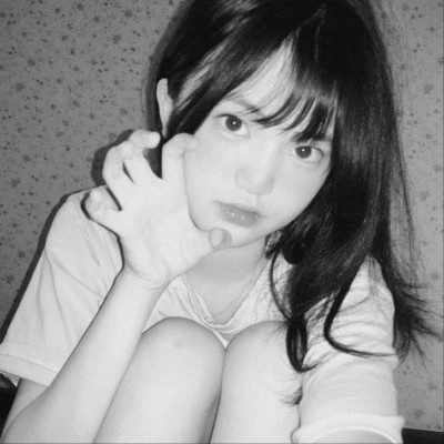 黑白女生头像唯美真人可爱图片