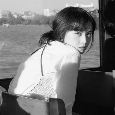 黑白女生头像唯美真人可爱图片