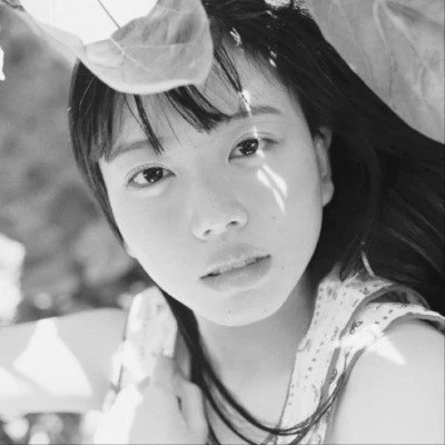 黑白女生头像唯美真人可爱图片