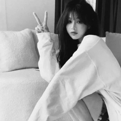 黑白女生头像唯美真人可爱图片
