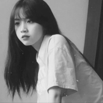 黑白女生头像唯美真人可爱图片