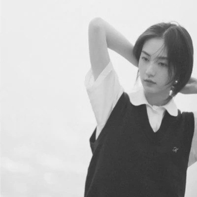 黑白女生头像唯美真人可爱图片