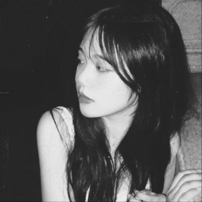 黑白女生头像唯美真人可爱图片