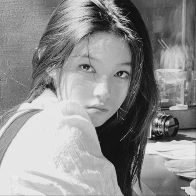 黑白女生头像唯美真人可爱图片