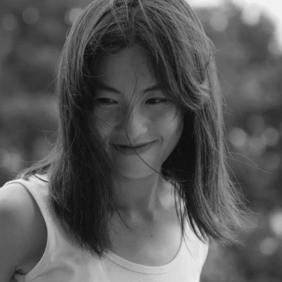 黑白女生头像唯美真人可爱图片