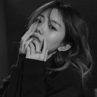 黑白女生头像唯美真人可爱图片