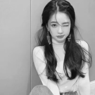 黑白女生头像唯美真人可爱图片