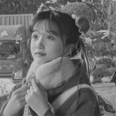 黑白女生头像唯美真人可爱图片
