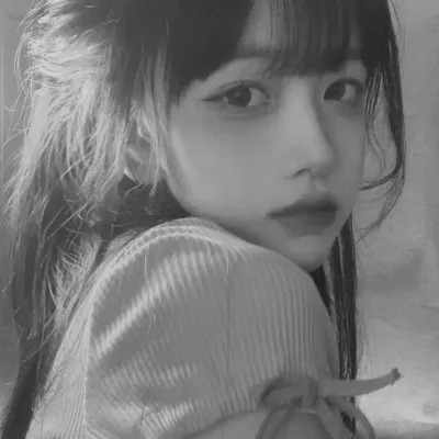黑白女生头像唯美真人可爱图片