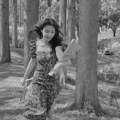 黑白女生头像唯美真人可爱图片