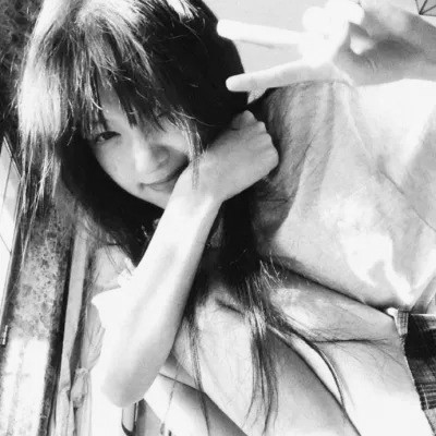 黑白女生头像唯美真人可爱图片