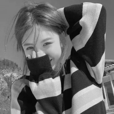 黑白女生头像唯美真人可爱图片