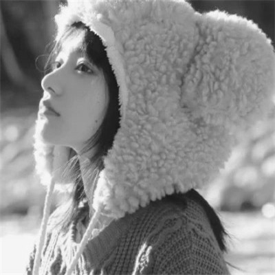 黑白女生头像唯美真人可爱图片