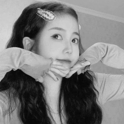 黑白女生头像唯美真人可爱图片