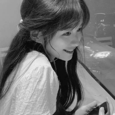 黑白女生头像唯美真人可爱图片