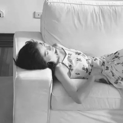 黑白女生头像唯美真人可爱图片