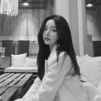黑白女生头像唯美真人可爱图片