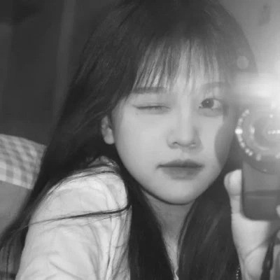 黑白女生头像唯美真人可爱图片