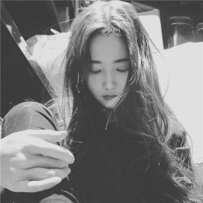 黑白女生头像唯美真人可爱图片