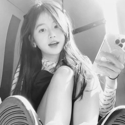 黑白女生头像唯美真人可爱图片