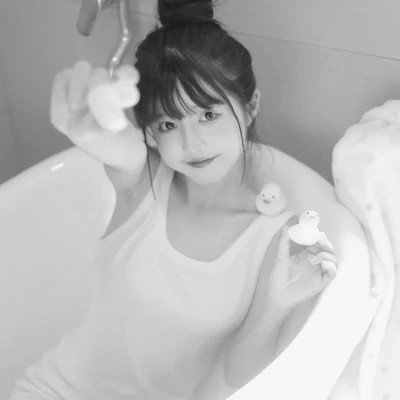 黑白女生头像唯美真人可爱图片