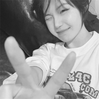 黑白女生头像唯美真人可爱图片