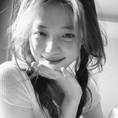 黑白女生头像唯美真人可爱图片
