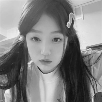 黑白女生头像唯美真人可爱图片