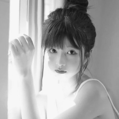 黑白女生头像唯美真人可爱图片