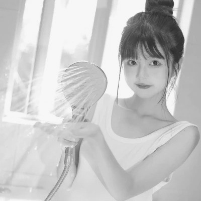 黑白女生头像唯美真人可爱图片