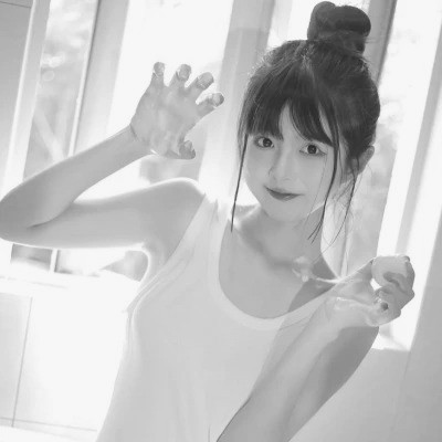 黑白女生头像唯美真人可爱图片