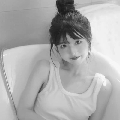 黑白女生头像唯美真人可爱图片