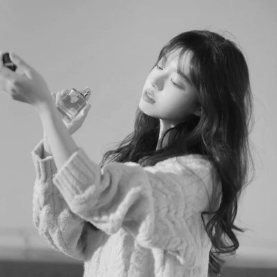 黑白女生头像唯美真人可爱图片