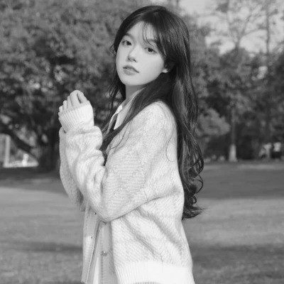 黑白女生头像唯美真人可爱图片