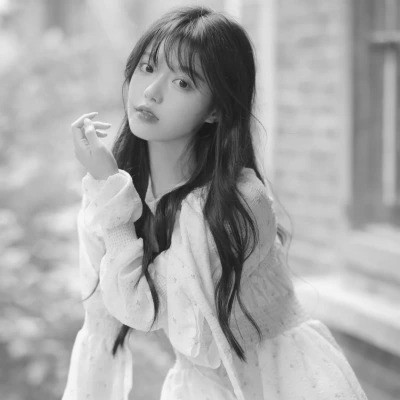 黑白女生头像唯美真人可爱图片