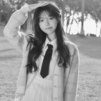 黑白女生头像唯美真人可爱图片
