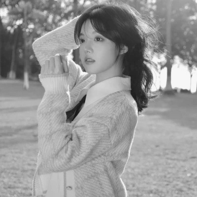 黑白女生头像唯美真人可爱图片