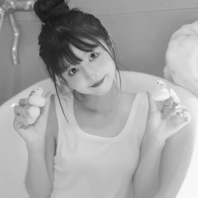 黑白女生头像唯美真人可爱图片
