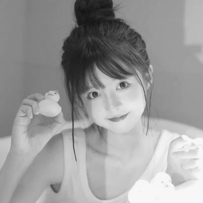 黑白女生头像唯美真人可爱图片