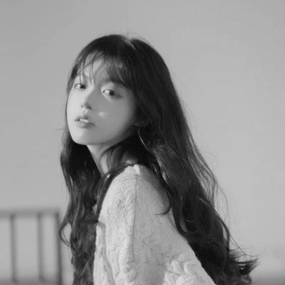 黑白女生头像唯美真人可爱图片