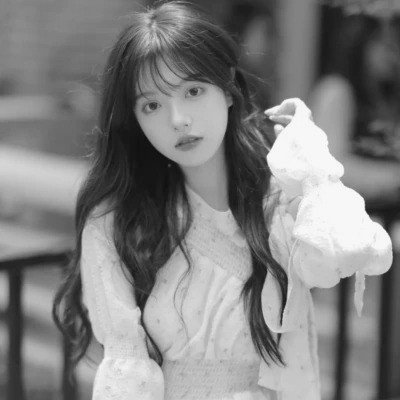 黑白女生头像唯美真人可爱图片