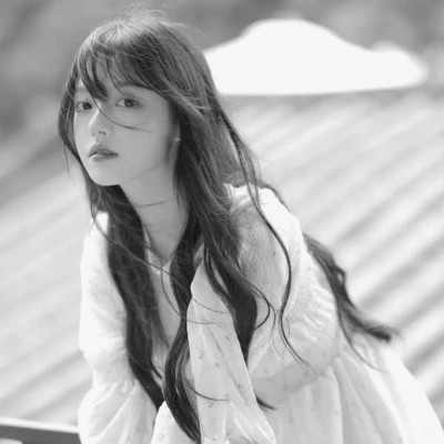 黑白女生头像唯美真人可爱图片