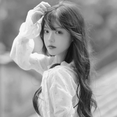黑白女生头像唯美真人可爱图片