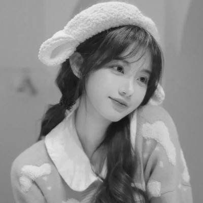 黑白女生头像唯美真人可爱图片